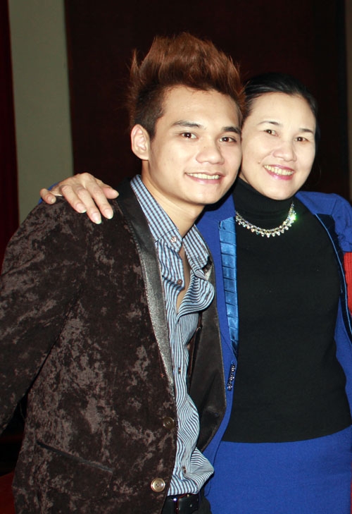 
	
	Khắc Việt và mẹ trong minishow The First vào năm 2012 - Tin sao Viet - Tin tuc sao Viet - Scandal sao Viet - Tin tuc cua Sao - Tin cua Sao